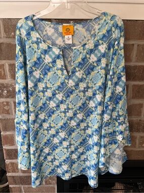 Ruby Rd. Blue and Cream Floral Keyhole Tunic